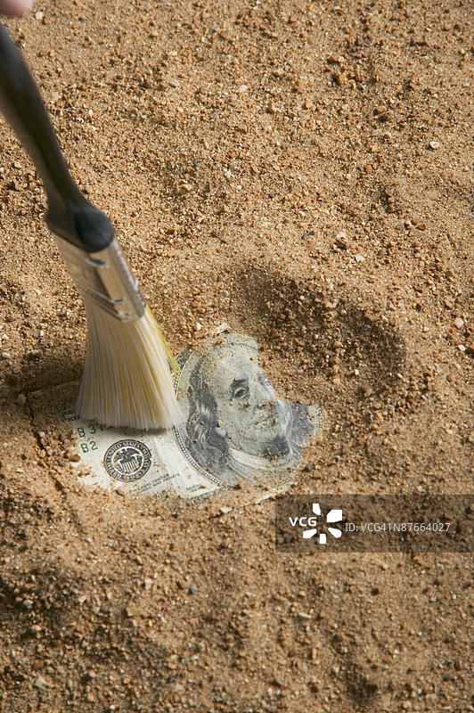 画笔挖出一张一百美元钞票图片素材