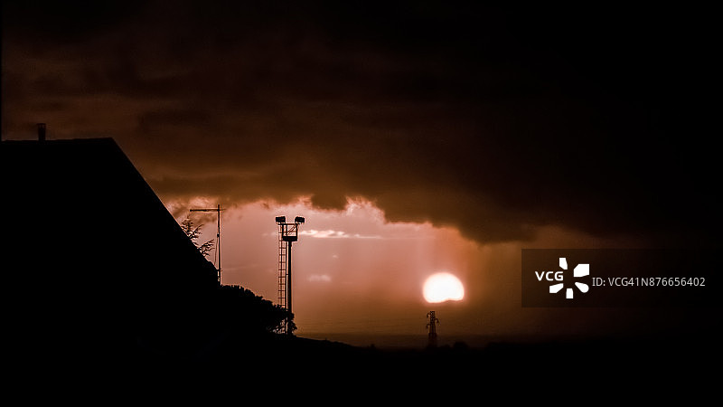 雷雨后的日落图片素材