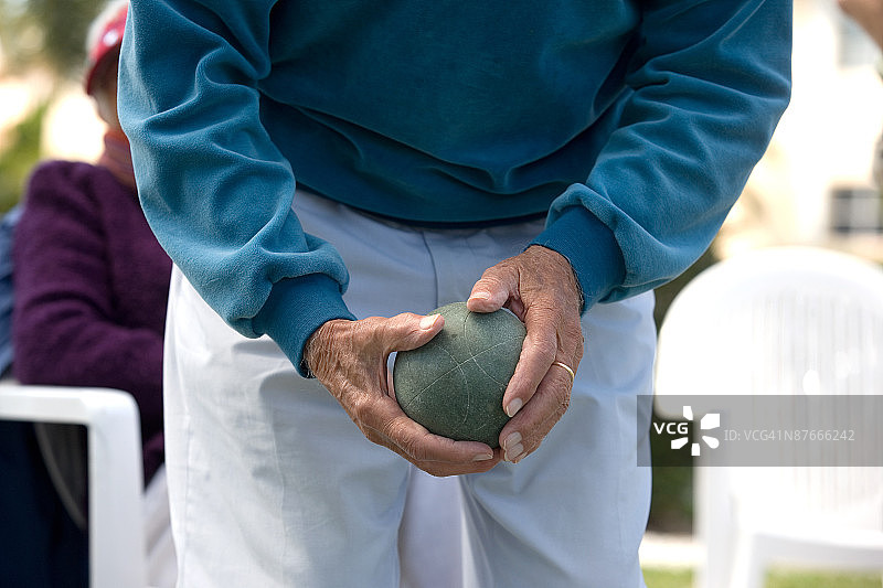 男人拿着滚球图片素材