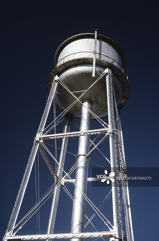 蓝天下的水塔图片素材