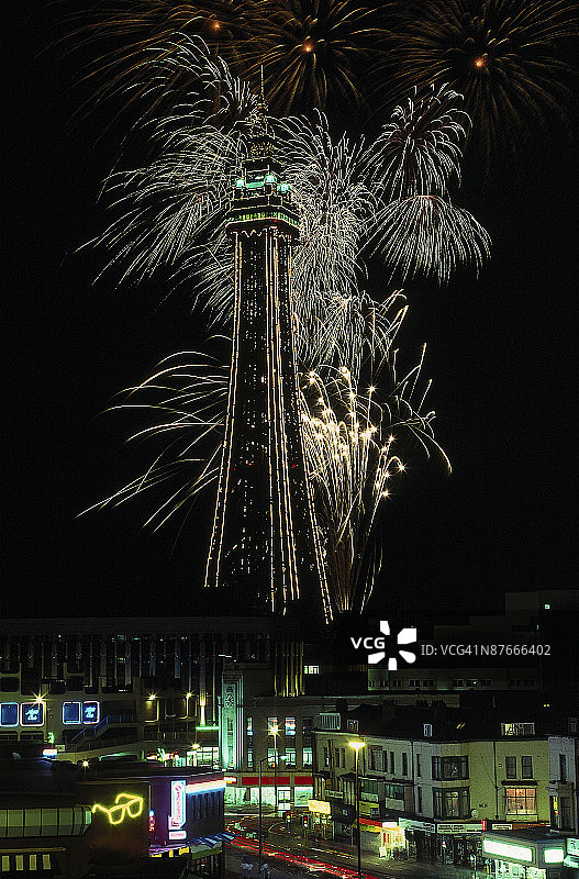 英格兰布莱克浦塔上空的烟花图片素材