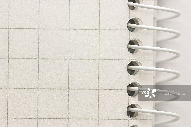 笔记本中的网格纸空白页图片素材