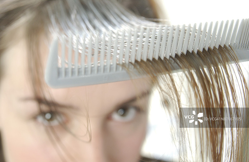 女人在梳湿头发图片素材