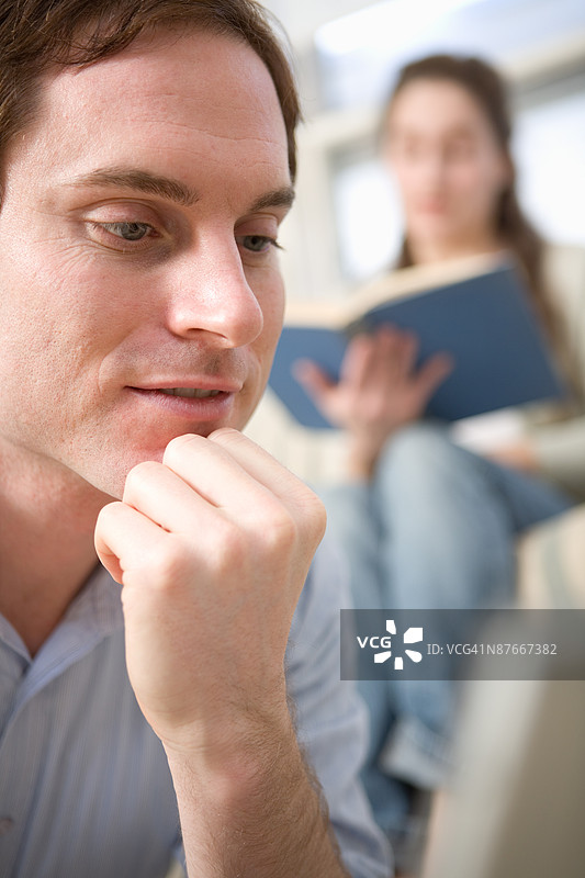 情侣在家放松图片素材