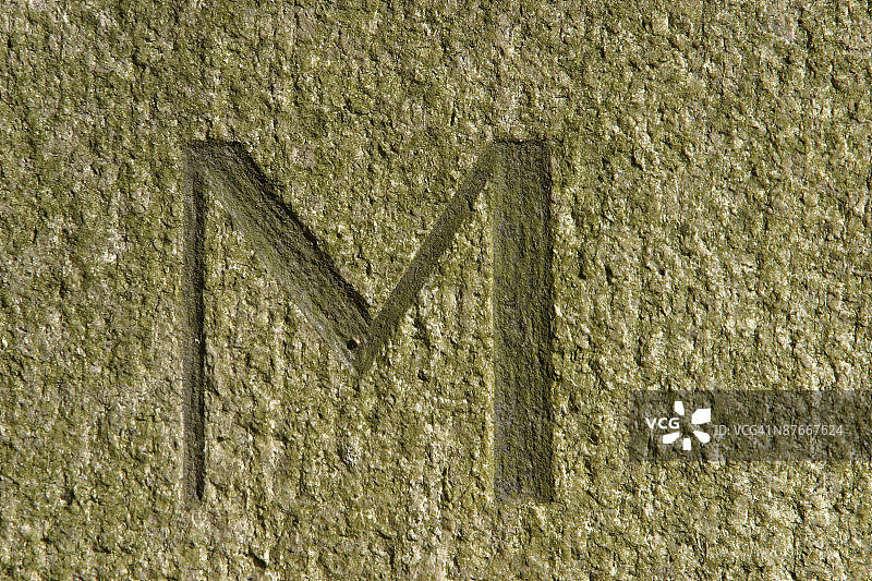 蚀刻在石头表面的字母M图片素材