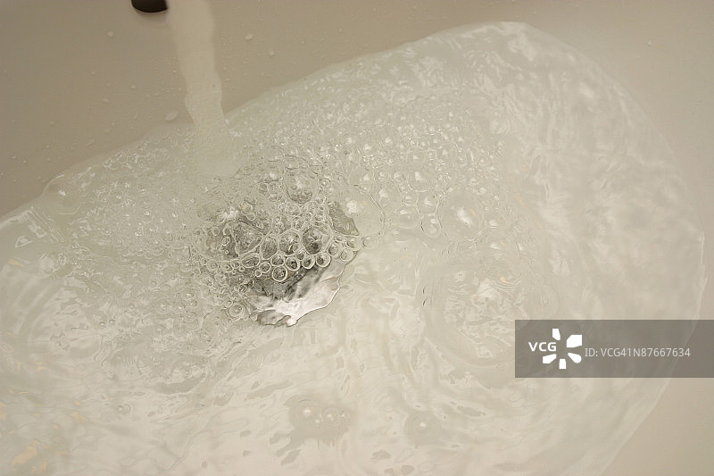 带气泡的流水图片素材