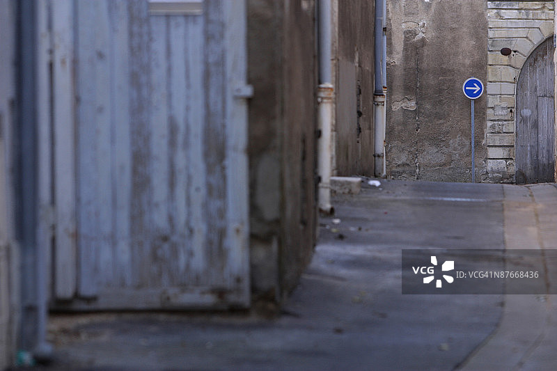 道路尽头的单行道标志图片素材