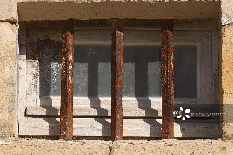 带铁栏的窗户图片素材