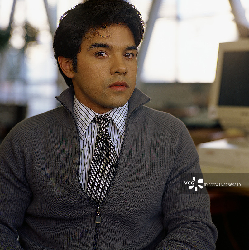 穿着衬衫和领带的男人图片素材