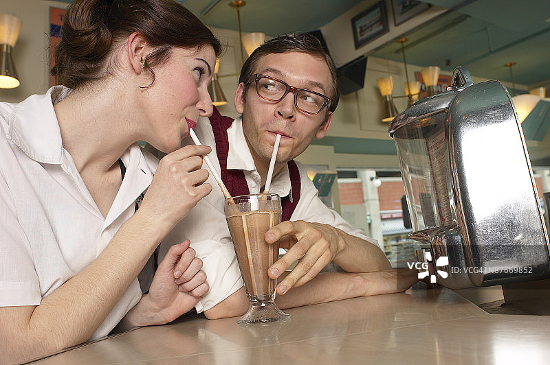 在餐厅分享奶昔的复古情侣图片素材