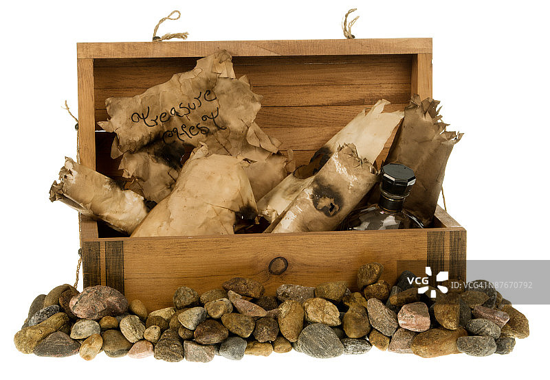 砾石堆上的打开的宝箱复制品图片素材