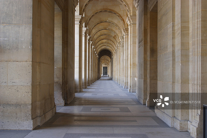 巴黎卢浮宫走廊的拱门图片素材