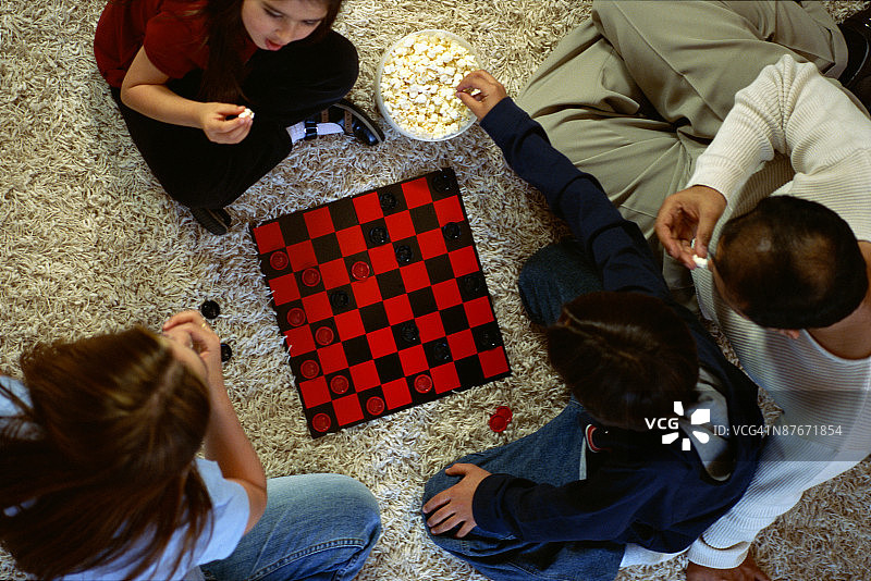 一家人玩跳棋图片素材