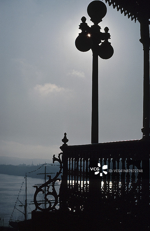 灯柱和栅栏的轮廓图片素材