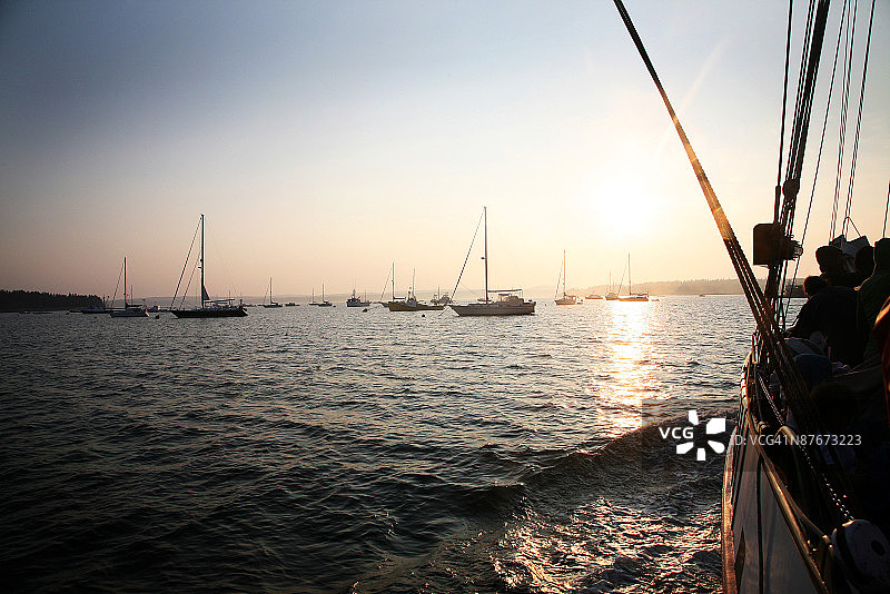 加拿大新不伦瑞克省圣安德鲁斯日落时分的航行图片素材