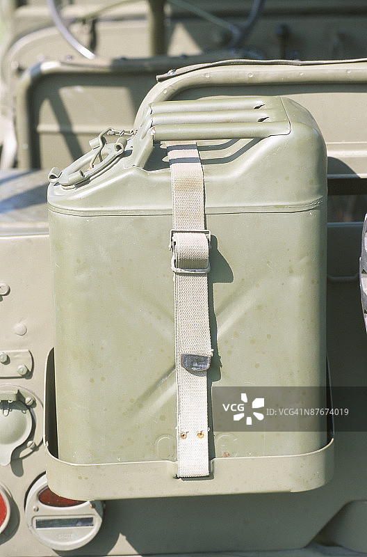 军用吉普车上的紧急燃料罐图片素材