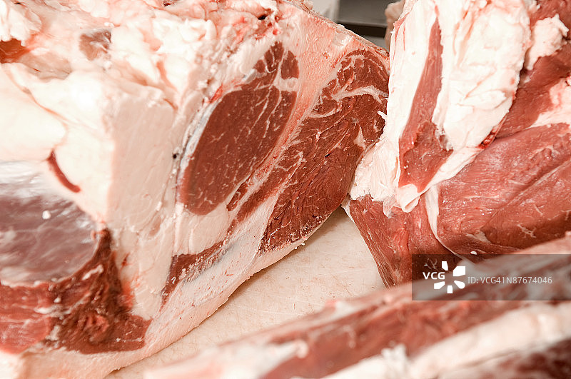 砧板上的新鲜生肉特写图片素材