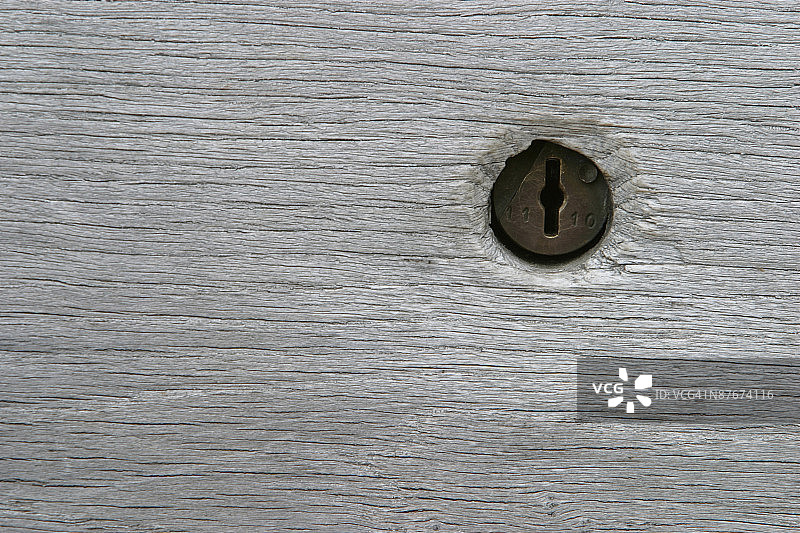 木板上的钥匙孔图片素材