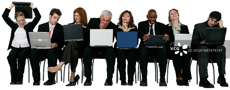 一排使用笔记本电脑的商务人士图片素材