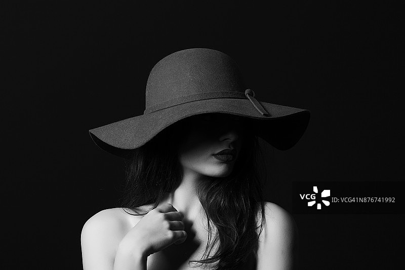 戴帽子的年轻漂亮女人单色写真图片素材