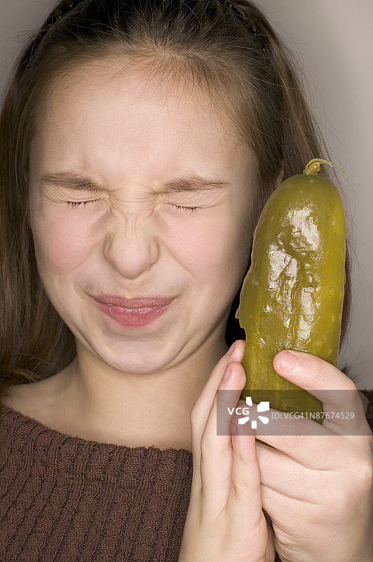 女孩拿着腌黄瓜图片素材