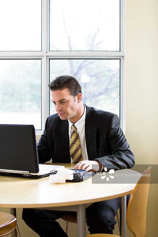 在办公桌工作的会计图片素材