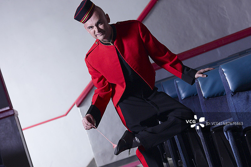 鞋底粘着口香糖的引座员图片素材