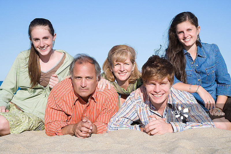 在海滩上合影的家庭图片素材