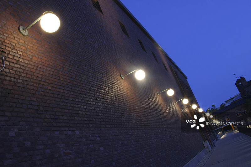 砖墙上的街灯图片素材