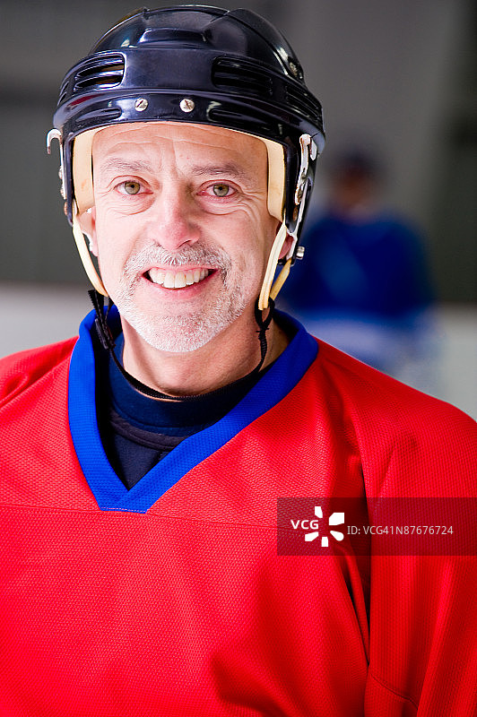 戴头盔的曲棍球运动员肖像图片素材