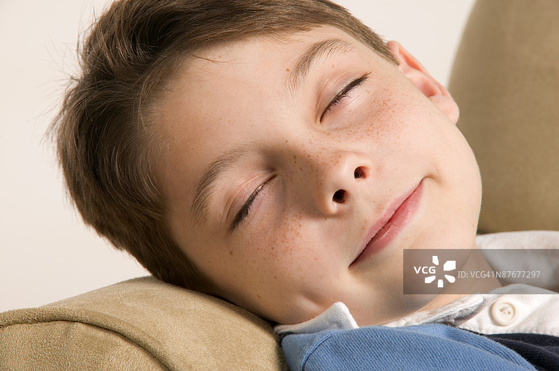 睡觉的男孩图片素材