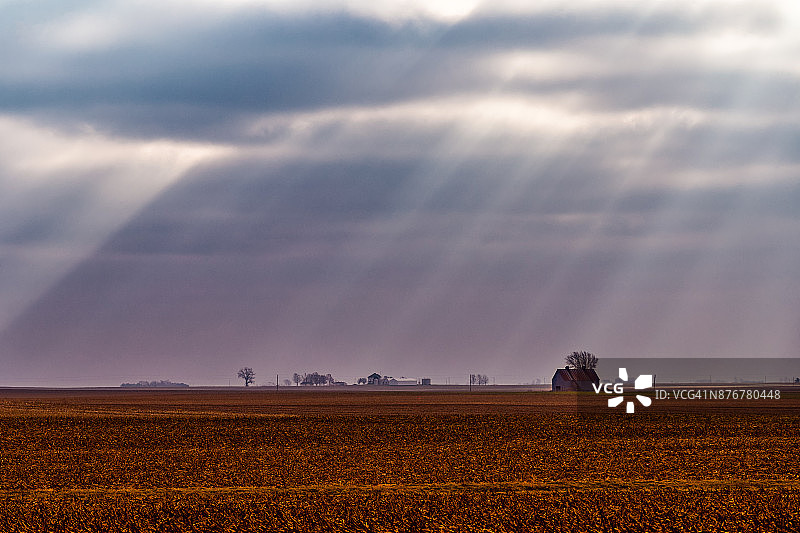 草原上阴郁的天空图片素材