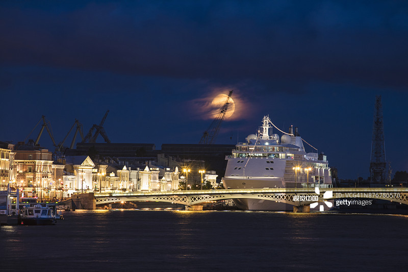 银 whisper号邮轮停靠在涅瓦河畔，俄罗斯圣彼得堡图片素材