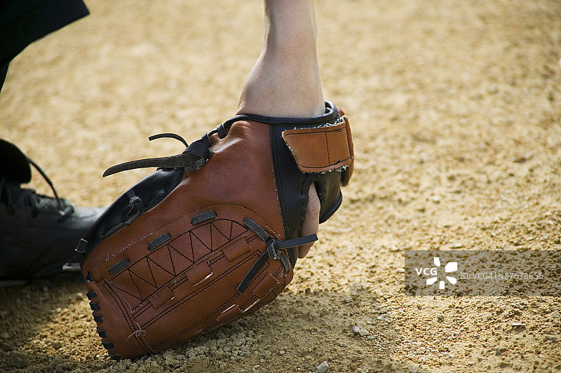 人物佩戴棒球手套特写图片素材