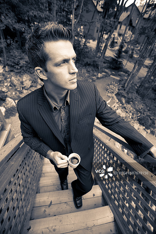 走上门廊台阶的男人图片素材