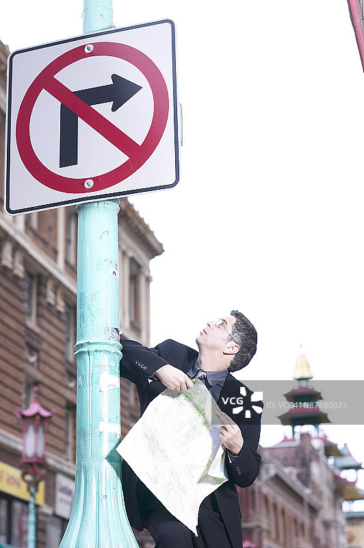 男人站在禁止右转标志旁图片素材