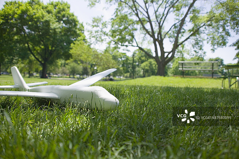 草地上的玩具飞机图片素材