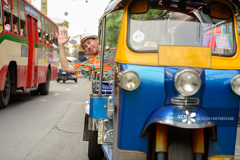 帅气男游客探索泰国曼谷风光图片素材