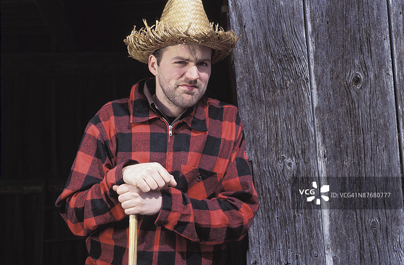 穿着法兰绒衬衫和草帽的男人图片素材