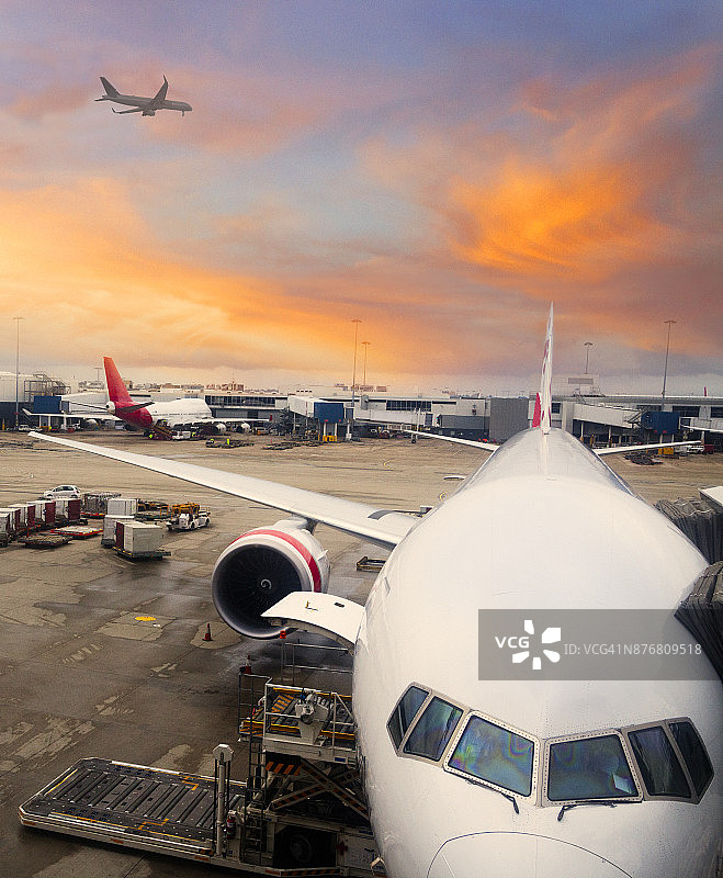 停在国际机场的飞机图片素材