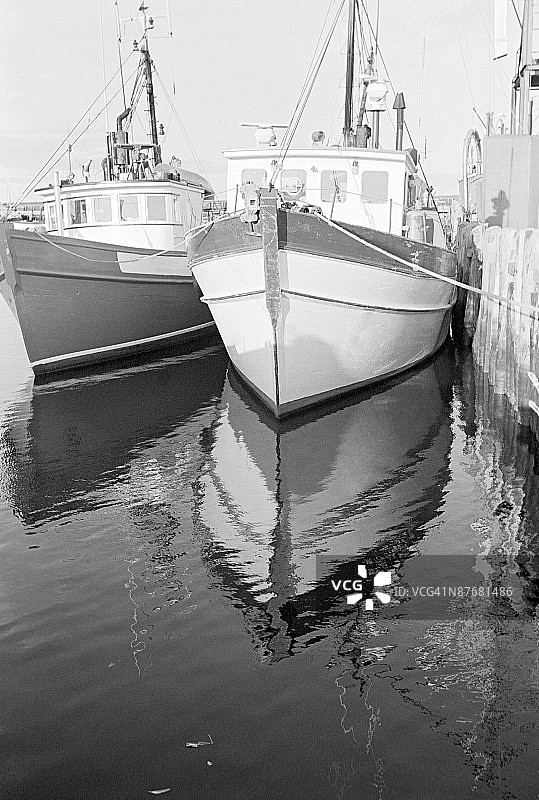 海湾停泊的船只图片素材