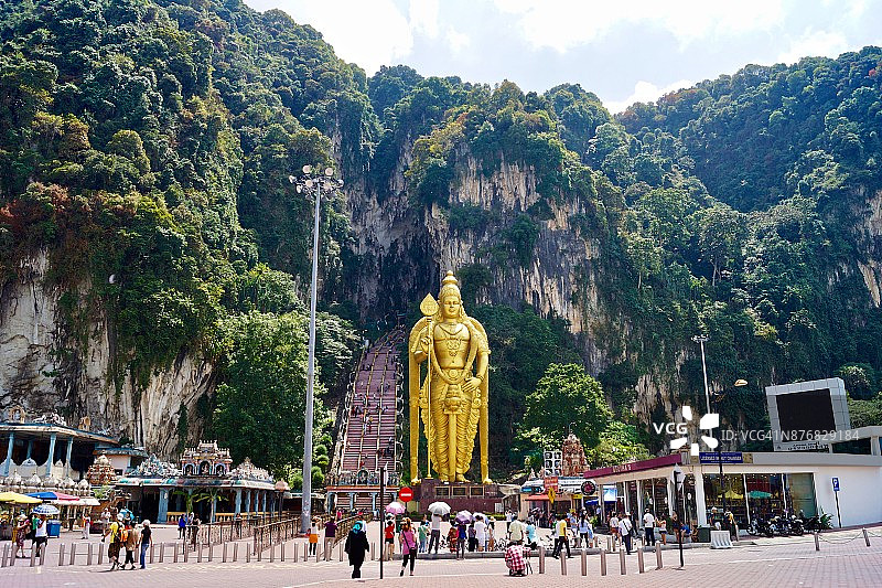 马来西亚吉隆坡黑风洞寺庙的印度教穆卢干神雕像图片素材