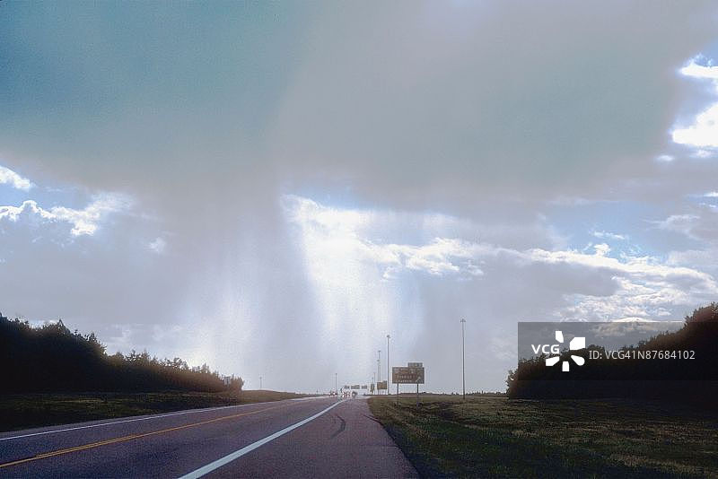 高速公路上的雨景图片素材
