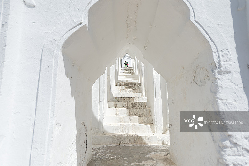 辛比梅佛塔（敏贡佛塔）的白色宝塔建筑美景图片素材