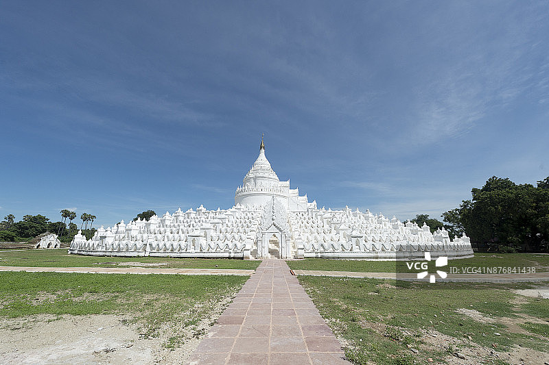 辛比梅佛塔（敏贡佛塔）的白色宝塔建筑美景图片素材
