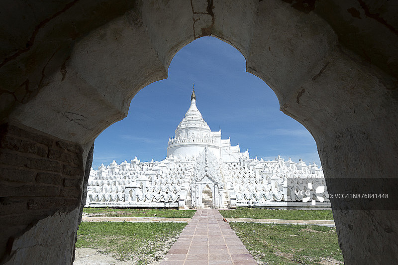 辛比梅佛塔（敏贡佛塔）的白色宝塔建筑美景图片素材