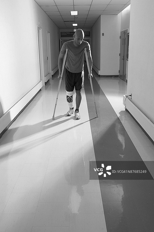 拄着拐杖的受伤男子图片素材