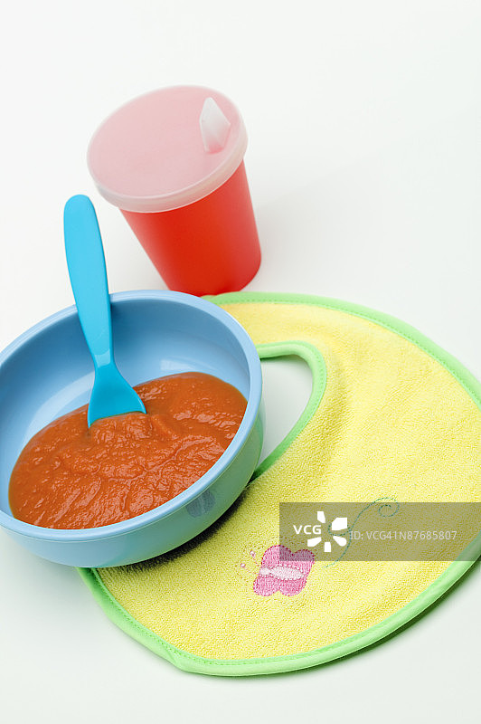杯子、围兜和一碗食物图片素材