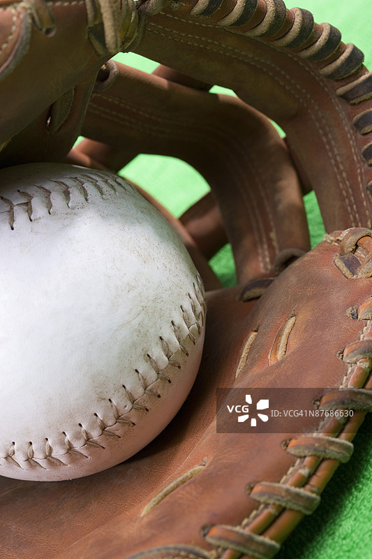 垒球在捕手手套中图片素材