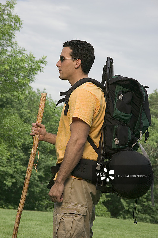 拄着手杖的露营者图片素材